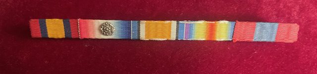 Boer War & WWI medal ribbon bar with pin fastening. Boer War & WWI medal ribbon bar with pin fastening.