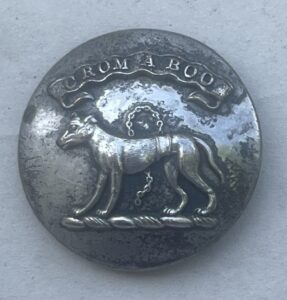 Crested livery button with the Irish Fittzgerald motto CROM A BOO, silver plated A large 27mm silver plated livery button