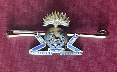 Lancashire Fusiliers. A regimental brooch badge with pin fastening. Lancashire Fusiliers. A regimental brooch badge with pin fastening.