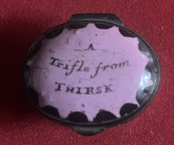 Thirsk, North Yorkshire. Antique Bilston enamel trifle box, late George III period. Thirsk, North Yorkshire. Antique Bilston enamel trifle box, late George III period.
