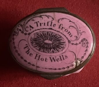 Bristol, Hotwells. Antique Bilston enamel trifle box, late George III period. Bristol, Hotwells. Antique Bilston enamel trifle box, late George III period.