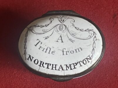 Northampton. Antique Bilston enamel trifle box, late George III period. Northampton. Antique Bilston enamel trifle box, late George III period.
