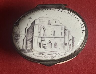Harrogate & Knaresborough. Antique Bilston enamel trifle box, late George III period. Harrogate & Knaresborough. Antique Bilston enamel trifle box, late George III period.