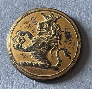 Armorial crested livery button, 26 mm demi lion Armorial crested livery button, 26 mm demi lion